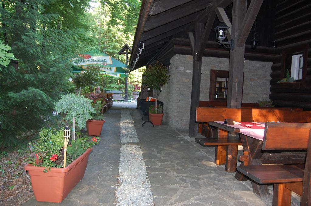 Koliba U Cerneho Medveda Hotel Zlin Ngoại thất bức ảnh